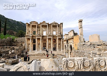 
                Ruine, Ephesos, Celsus-bibliothek                   