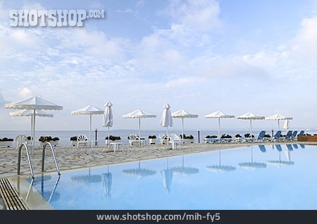 
                Pool, Swimmingpool, Sonnenschirm, Hotelanlage, Hotelpool                   