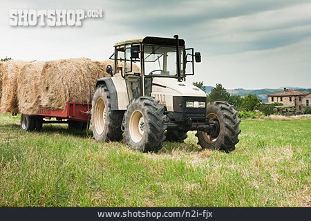
                Traktor, Heuballen                   