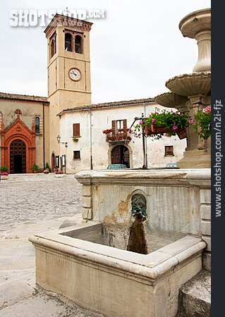
                Dorf, Brunnen, Talamello                   