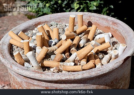 
                Aschenbecher, Zigarettenstummel                   