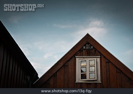 
                Haus, Dach, Holzfassade                   