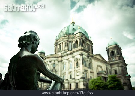 
                Berliner Dom, Statue, Frauenfigur                   