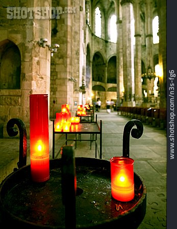 
                Kirche, Kerzen, Gedenken                   