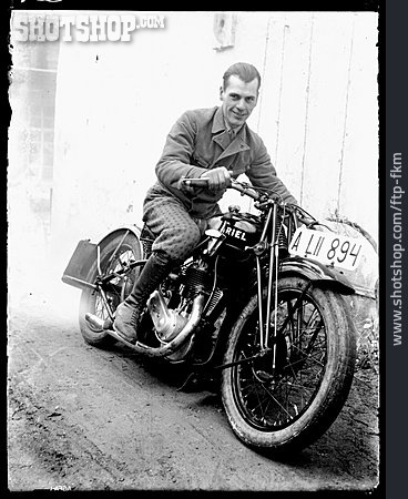 
                Motorrad, Motorradfahrer, Historisches Foto                   
