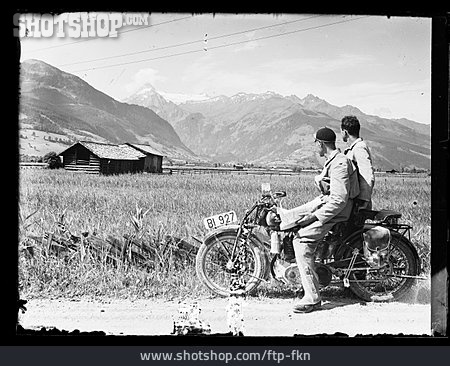 
                Junger Mann, Motorrad, Alpen, Historisches Foto                   