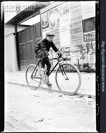 
                Junge, Fahrradfahrer, Historisches Foto                   