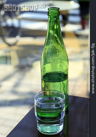 
                Restaurant, Wasserglas, Wasserflasche                   