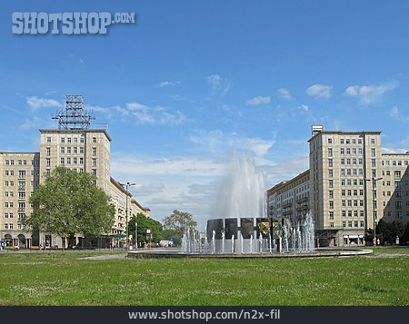 
                Berlin, Springbrunnen, Karl-marx-allee, Strausberger Platz                   