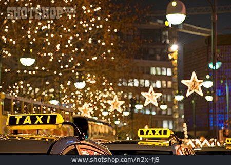 
                Taxi, Taxischild, Weihnachtsbeleuchtung                   
