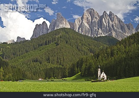 
                Italien, Dolomiten, Kapelle                   