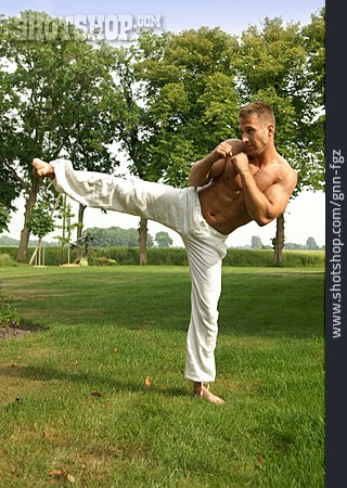 
                Mann, Training, Karate, Kickboxen                   