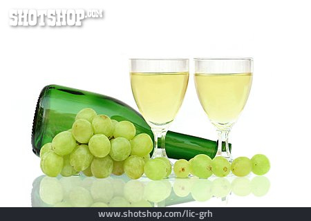 
                Weinglas, Weintrauben, Weißwein                   