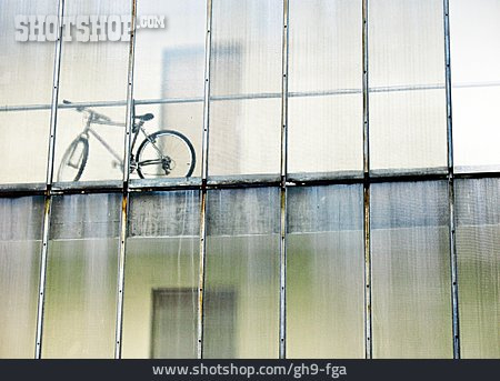 
                Fahrrad, Fenster, Fabriketage                   