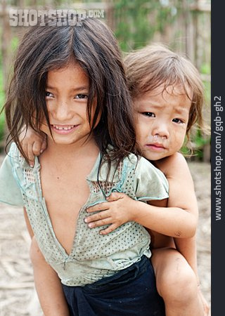 
                Geschwister, Huckepack, Laos                   