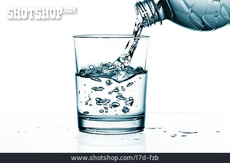 
                Wasser, Mineralwasser, Wasserglas, Einschenken                   