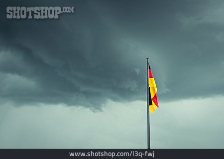 
                Bedrohlich, Deutschlandfahne, Unwetter, Krise, Bundesflagge                   