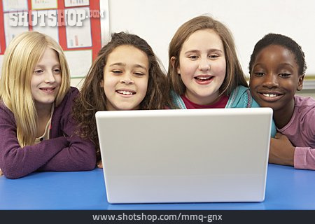 
                Laptop, Schülerin, E-learning                   