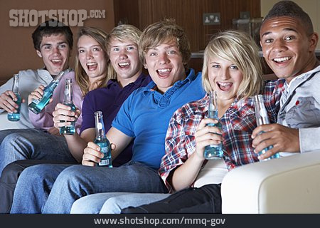 
                Teenager, Feiern, Clique, Alkoholkonsum                   