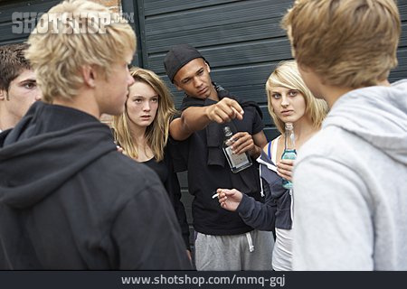 
                Teenager, Mobbing, Drogenkonsum, Clique                   