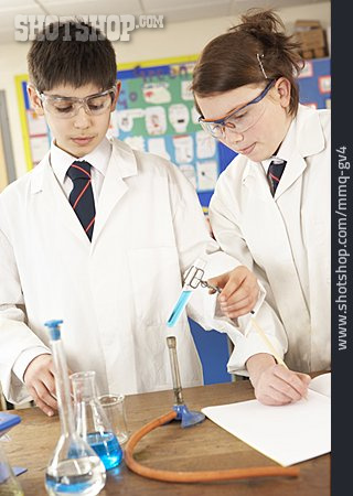 
                Schüler, Experimentieren, Chemieunterricht                   