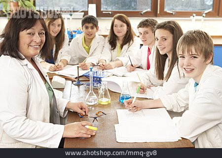 
                Lehrerin, Schulklasse, Chemieunterricht                   