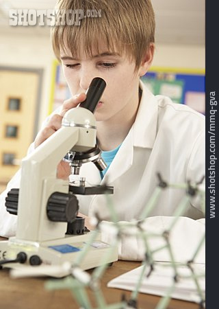 
                Junge, Schüler, Mikroskopieren, Forschen                   