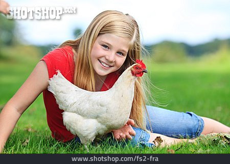 
                Mädchen, Huhn, Tierlieb                   