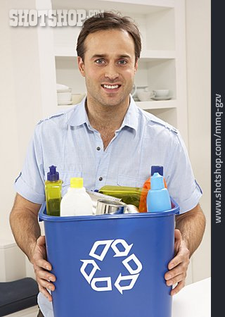 
                Mann, Recycling, Mülltrennung                   