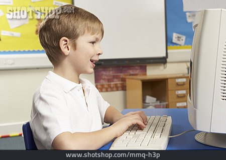 
                Junge, Schüler, Computerkurs                   