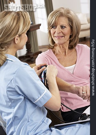 
                Seniorin, Krankenschwester, Blutdruckmessung                   