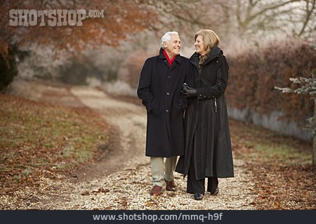 
                Spaziergang, Herbstspaziergang, Seniorenpaar                   