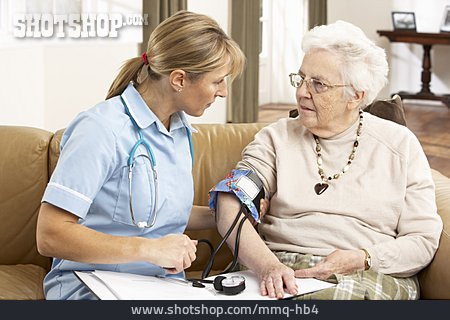 
                Seniorin, Krankenschwester, Blutdruckmessung                   
