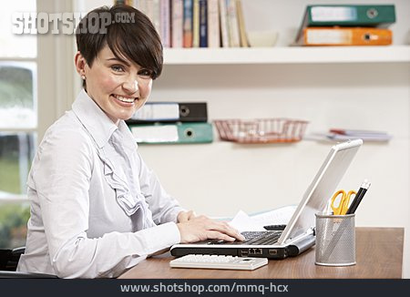 
                Geschäftsfrau, Laptop, Büroangestellte                   