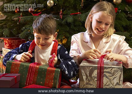 
                Weihnachten, Geschwister, Weihnachtsgeschenk                   