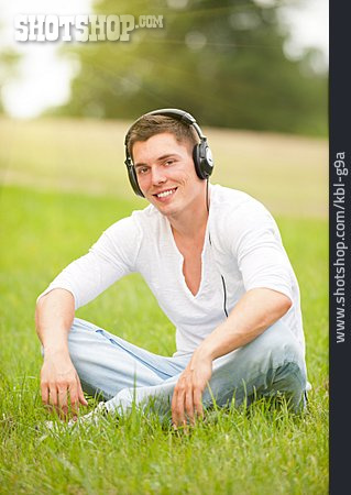 
                Junger Mann, Sommer, Musik Hören                   