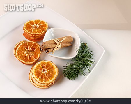 
                Zimtstange, Weihnachtsdekoration, Orangenscheibe                   