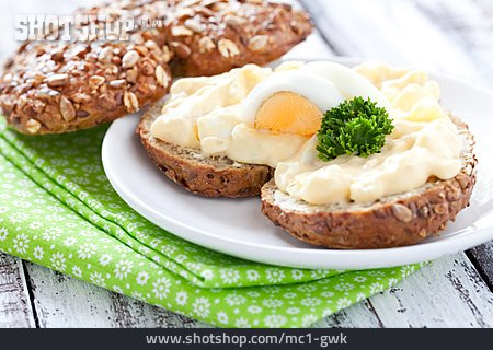 
                Belegtes Brötchen, Eiersalat                   
