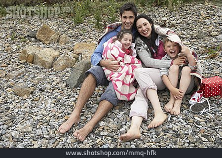 
                Familie, Kuscheln, Familienleben, Strandurlaub                   