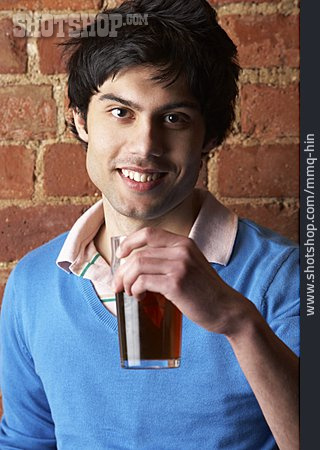 
                Junger Mann, Alkohol                   
