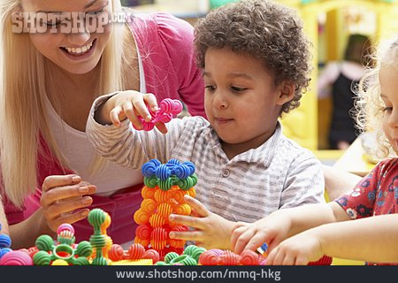 
                Spielen, Kindergarten, Kinderbetreuung                   