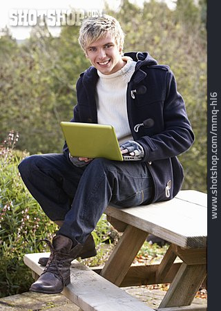 
                Junger Mann, Mann, Park, Laptop                   
