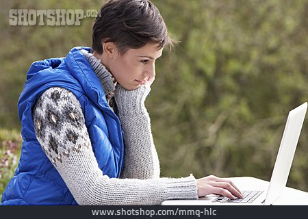 
                Junge Frau, Frau, Park, Laptop                   