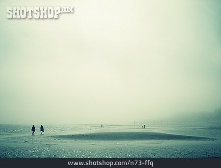 
                Strand, Nebel, Ebbe, Schemenhaft                   