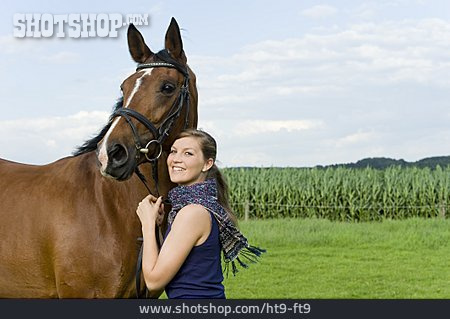 
                Junge Frau, Pferd, Tierliebe                   