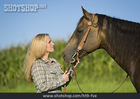 
                Pferd, Reiterin                   