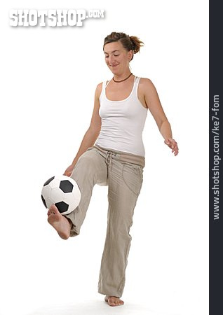 
                Frau, Fußball, Balancieren                   