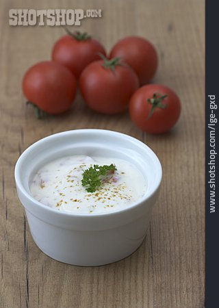 
                Tomate, Joghurt, Kräuterdressing                   