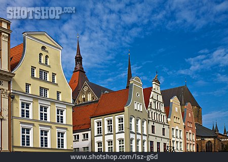
                Rostock, Giebelhaus, Häuserreihe, Neuer Markt                   