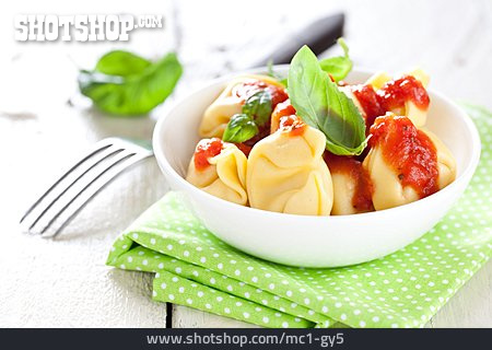 
                Gabel, Tortellini, Tomatensoße                   